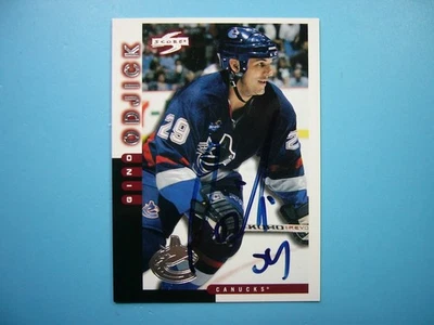 Tarjeta de hockey Pinnacle NHL 1997/98 #16 Gino Odjick casi nueva nítida + puntuación autógrafa automática Foto 1 de 3