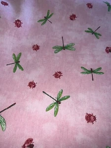 Libélulas rosas ladybugs Lauren Hancock "Fly Away" de tela Waverly 11 yardas - Imagen 1 de 3