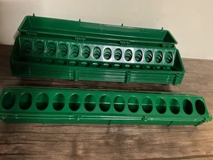 NUEVO 10pk de Alimentador de Pollitos Manna Pro Harris Farm 28 Agujeros Tapa Abatible - VERDE - Imagen 1 de 4