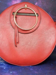 Runde rote Handtasche mit Metallgriffen gebraucht - Bild 1 von 8