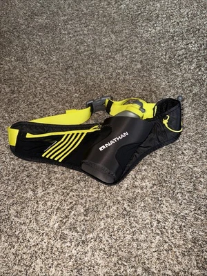 Cinto de corrida Nathan preto pacote com babá com suporte para garrafa de água e bolso com zíper - Imagem 1 de 2