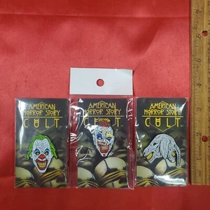 AMERICAN HORROR STORY CULT - CHANCLAS, CARA DE ROMPECABEZAS Y AGUJEROS PIN DE METAL ESMALTADO - Imagen 1 de 5