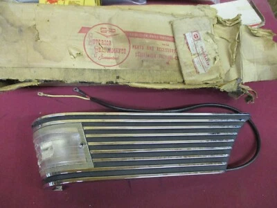 Lámpara de estacionamiento Packard Clipper 1956 6480502 nueva de stock Foto 1 de 3