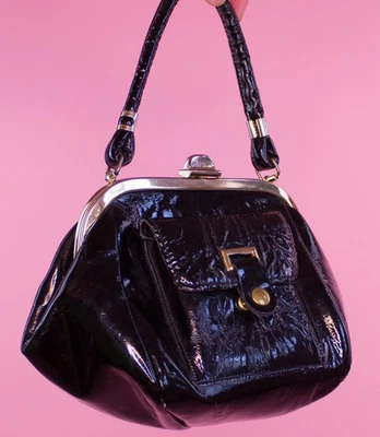 Bolso sin asas vintage de vinilo negro con detalles dorados  Foto 1 de 4