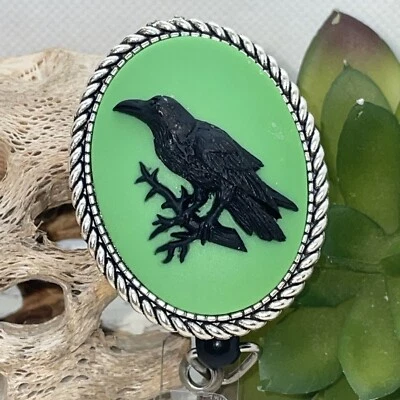 Cordón camafeo carrete retráctil camafeo cuervo cuervo negro gótico soporte para tarjeta de identificación Foto 1 de 4