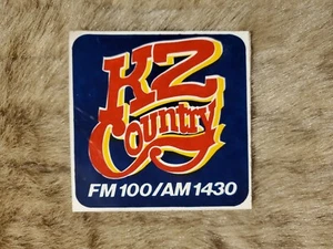 PEGATINA PARACHOQUES ESTACIÓN RADIO KZ COUNTRY FM 100 Nebraska Vintage - Imagen 1 de 3