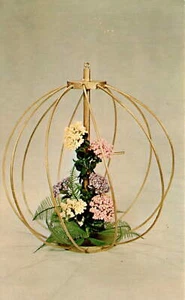 Vergoldeter Käfig: Elegante goldene Kugel mit pastellfarbenen Schneebällen - Bild 1 von 2