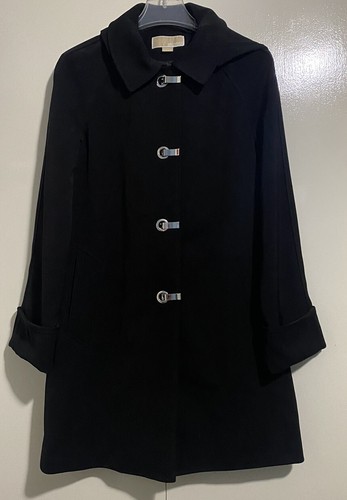 Cappotto Michael Kors con cappuccio nero tasche pavone argento chiusura a gancio donna piccolo