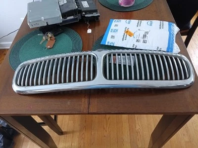 Jaguar XJ8 VANDEN PLAS 1998-2003 parrilla delantera con emblema OEM HNC5504CB Foto 1 de 3