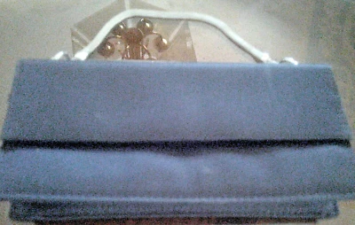 Bolso clutch de noche Liz Claiborne, tela satinada negra; correa de cadena Foto 1 de 3