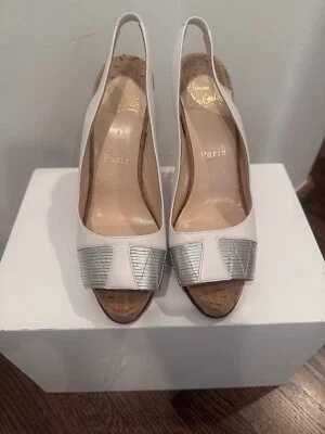 Christian Louboutin Moyen Prive costas estilingue branco e prata com salto de cortiça 38 - Imagem 1 de 4