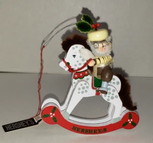 Vintage Kurt Adler Hershey’s Elf on Schaukelpferd Weihnachtsschmuck mit Etikett 1989 - Bild 1 von 10