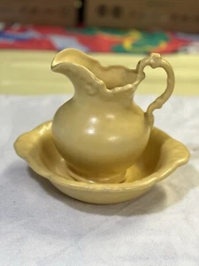 Krug und Schüssel senfgelb 7” hoch x 9” lang  - Bild 1 von 5