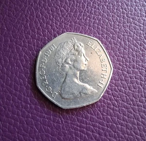 1981 Queen Elizabeth II 50 New Pence UK Coin - Picture 1 of 5