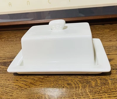 Plato de mantequilla blanco clásico Strawberry Street 10 con mango Foto 1 de 4