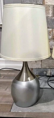 Lámpara de mesa táctil de metal con 3 brillantes acabado plateado con pantalla de lino ORE 8310SN Foto 1 de 4