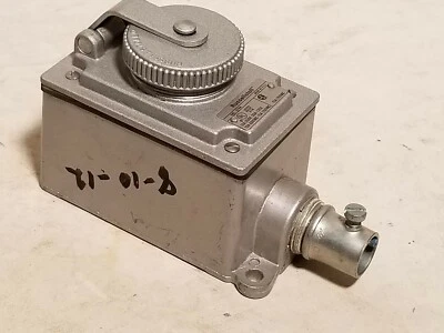 Receptáculo Russellstoll 3744, 10A@250V, 20A@125V, 10A@600VAC, 15A@250VAC, 3 polos Foto 1 de 4