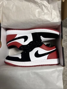 Taglia UK 7,5 - Nike Air Jordan 1 punta bassa bianca nera rosso varsity - prezzo consigliato £ 120! - Foto 1 di 24
