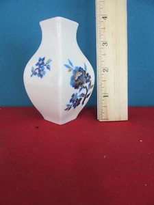 133 Vintage LENOX Pagoda Square Blue Rose Pattern Mini Vase Gold Trim 3.5" High - Picture 1 of 5