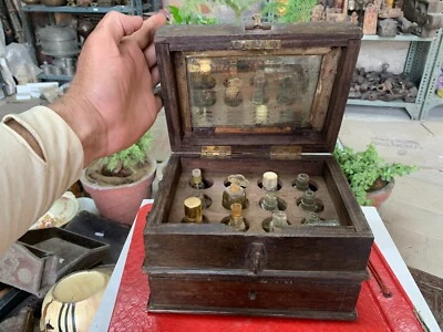 Antigua caja de colección de botellas de perfume de madera tallada a mano de 1850 con cajón Foto 1 de 4