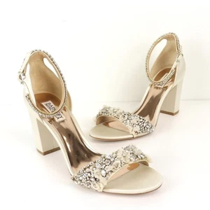 Zapato de noche Badgley Mischka finura correa al tobillo marfil satinado 9 tacón adornado - Imagen 1 de 9