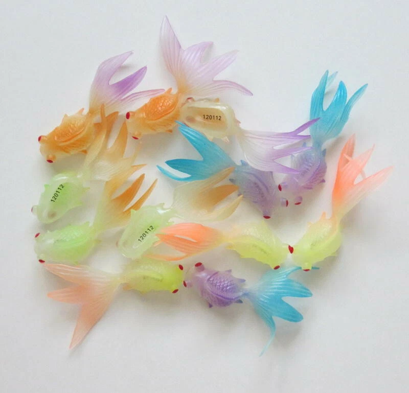 12 figuras de peces falsas de plástico dorado que brillan en la oscuridad fiesta de cumpleaños para niños bolsa de regalos favor Foto 1 de 3