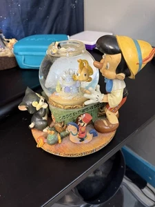 Disney Pinocchio Toyland Fischglas Cleo Figaro musikalische Schneekugel Stück gebrochen - Bild 1 von 5