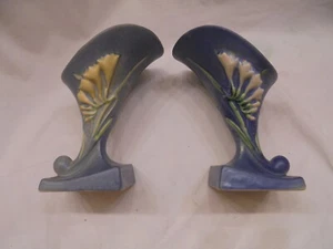 Vintage 2 Stück Paar ROSEVILLE KERAMIK blau FREESIA Füllhorn VASEN, 197-6, wie besehen - Bild 1 von 12