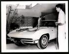Fotografie Auto Chevrolet Corvette, Bill Hast fängt Königskobra von der Motorha 