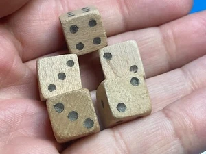 SET OF 5 VINTAGE WOODEN DICE——-W-77 - Picture 1 of 9