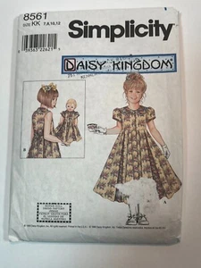 Vestido de muñeca Simplicity 8561, Daisy Kingdom, niña y 18", talla 7-12. SIN CORTAR - Imagen 1 de 2