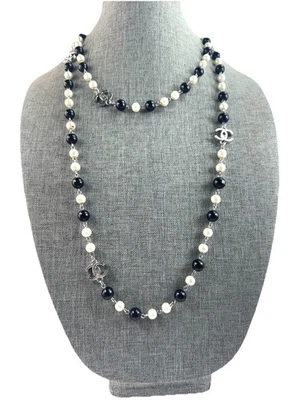 "Collar Chanel Perla Plata 5 CC Logo Marcado 52"" Declaración Negro Blanco Nueva York" Foto 1 de 4