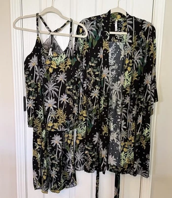 Soma Cool Nights Conjunto de 3 piezas de encaje Cami Top, Pantalones y Bata Oasis Palms Pijama Negro S Foto 1 de 4