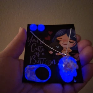 Rose Petals In UV Resin Skull Charm Ring Size 9 Stainless Steel Stud Earrings  - Picture 1 of 1