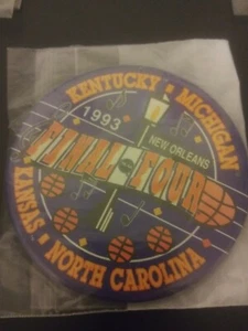 Pinback FINAL FOUR BASKET 1993 / KENTUCKY MICHIGAN KANSAS / NORTH CAROLINA - Foto 1 di 1