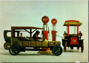 Postal vintage de dos vehículos de juguete antiguos con bombas de gas de juguete - Imagen 1 de 2