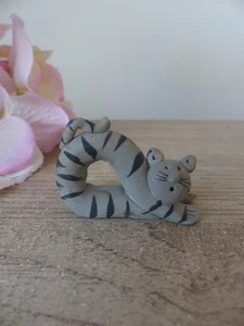 Niedliche Figur Katze Miniatur grau macht den großen Rücken, Salzteig Sammlung - Bild 1 von 9
