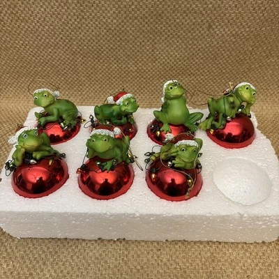Лот из 7 Рождественская лягушка на красный мяч украшения Санта шляпы смолы лягушки комплект лот - Изображение 1 из 4