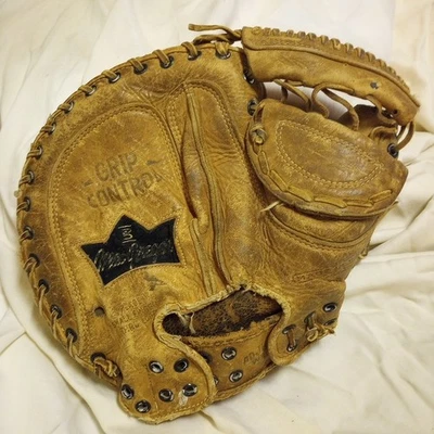 MacGregor Professional Model Catchers Mitt Grip/Ball Control ADJ Wrist Vintage - Image 1 of 4