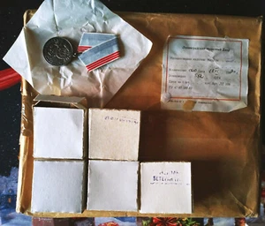 RUSSIA RUSSLAND LOT OF 100 MEDALS "VETERAN OF LABOUR'' AWARD TO HONOR WORKERS - Picture 1 of 6
