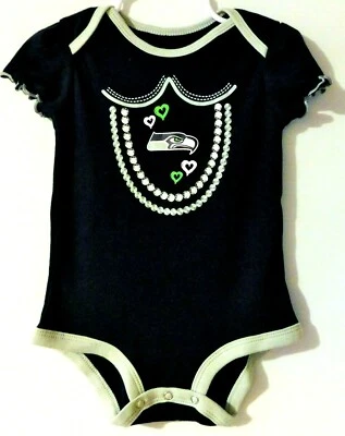 Seattle Seahawks Bebé Niña 6/9 Body Una Pieza Azul Marino con Collar Estampado	 Foto 1 de 2