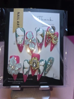 Press On Nails handgefertigte große rosa Schmetterling Motiv Stilettos. - Bild 1 von 3