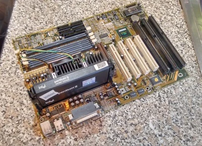 SOYO SY-6KB + Pentium II 333MHz 512MB 440LX Motherboard / Placa base - Imagen 1 de 4