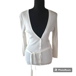 New York & Company Damen Cardigan weiß gerippt V-Ausschnitt Knopfleiste und Bindeband Gr. S - Bild 1 von 6