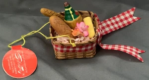 Cesta de mimbre miniatura adorno con vino/pan/queso/flores - años 80 - ¡LQQK! - Imagen 1 de 6