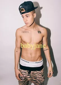 016 JUSTIN BIEBER BARECHESTED SAGGING PANTS IN BASEBALL CAP PHOTO - Picture 1 of 1