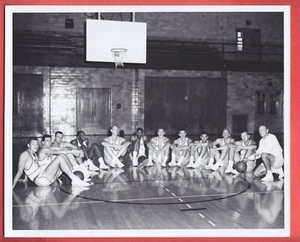 1958 PHILADELPHIA WARRIORS GLOSSY TYPE 1 8 X 10 TEAM PHOTO 4 HOFers - Picture 1 of 2