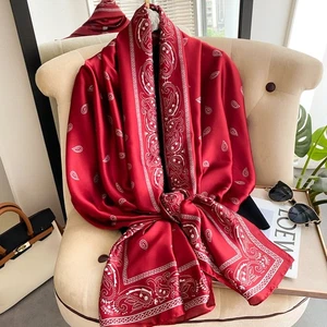 Sciarpa bandana paisley rossa di lusso effetto seta grande quadrata raso avvolgente stampa cowboy - Foto 1 di 3