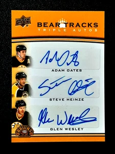 OATES / HEINZE / WESLEY 2023-24 BRUINS CENTENNIAL BEAR TRACKS AUTOS #14/20 89161 - Bild 1 von 2