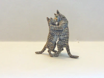 Figura de bronce vienesa vintage - Gatos bailando - Besándose. Foto 1 de 4